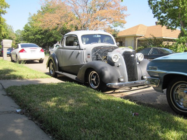 Old Cars in the Neighborhood
